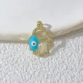 Nahaufnahme des vergoldeten Hamsa Hand Amuletts mit funkelnden Zirkoniasteinen im Detail. - Gold Blauer Emaille Hand der Fatima (13)