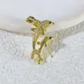 Vergoldeter doppeltes Delphin Anhänger mit Zirkonia Steinen filigraner Schmuck Detailaufnahme - Strass Doppel Delfin (10)