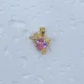 Exquisiter vergoldeter rosa Herz-Kristall-Anhänger mit Zirkonia-Mikropavé und Flügel-Details. - Flügel Blume Herz Stil