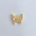 Primo piano di un ciondolo fai-da-te a forma di farfalla placcato in oro con zirconi rosa scintillanti. - Farfalla Intarsiata Oro Rosa (21)