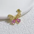 Raffinierter Schmetterlings-Anhänger im Detail mit funkelnden Zirkonia und Vergoldung. - Rosa Zirkonia Schmetterling (1)