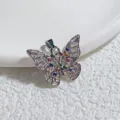Nahaufnahme Detail eines schimmernden Kristall Schmetterling Anhängers mit bunten Zirkoniasteinen. - Bunter Mikro-Pave Schmetterling (10)