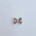 Nahaufnahme eines zarten vergoldeten Zirkon-Schleifen-Abstandshalters für DIY-Schmuck. - Gold Schleife Exquisite Zwischenperle Stil (5748)