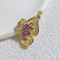 Nahaufnahme Detail eines vergoldeten Schmetterling-Anhängers mit lila und weißen Zirkoniasteinen. - Marquise Lila Weiß Strass Rand Schmetterling Stil