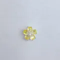 Nahaufnahme einer funkelnden Zirkon-Abstandsperle in Blumenform für DIY-Schmuckherstellung. - Silberbasis Gelbe Fünfblättrige Blume Stil (32)