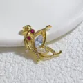Vergoldeter Schmetterlings Anhänger Detail mit Mikro Zirkonia Steinen und roten Augen. - Roter Rubin Auge Schmetterling (12)