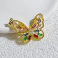 Nahaufnahme eines goldenen Schmetterlingsanhängers mit bunten Zirkoniasteinen besetzt. - Rechteckig Auge Mehrfarbig Strass Schmetterling Stil