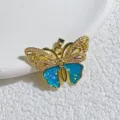 Detailansicht des vergoldeten Schmetterlingsanhängers mit Zirkonia und blauem Opal. - Blau Opalimitat Unterflügel Schmetterling Stil