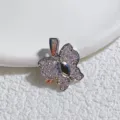 Nahaufnahme eines funkelnden Zirkon Schmetterlingsanhangers mit einem schwarzen Stein. - Schwarzer Edelstein Zentrum Schmetterling (15)
