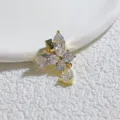 Detailaufnahme eines niedlichen Schmetterling Zirkonia Anhängers, vergoldetes DIY Schmuckzubehör. - Birnenform Weißer Zirkonia Schmetterling (17)