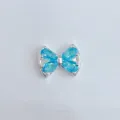Nahaufnahme eines funkelnden blauen Zirkonia Schleifen Abstandsperle für DIY Schmuck. - Himmelblauer Schleifenstil (13)