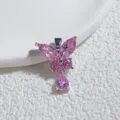 Nahaufnahme eines pinken Zirkonia Schmetterling Anhängers mit glitzernden Steinen und Metall. - Silberbasis Rosa Zirkonia Schmetterling (19)