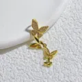 Nahaufnahme eines eleganten vergoldeten Schmetterlingsanhängers mit funkelnden Zirkoniasteinen. - Mehrfache Kombination Teilweise Strass Gold Schmetterling Stil