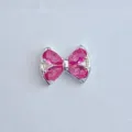 Nahaufnahme Detail einer rosa Zirkon Schleife Perle fur DIY Schmuckherstellung Handwerk. - Rosa Schleife Silberbasis Zubehör Stil (5748)
