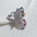 Nahaufnahme eines glitzernden Schmetterling Anhängers mit Zirkonia für DIY Schmuck Basteln. - Weiß Strass Mehrfarbig Tropfen Edelstein Hängender Ring Schmetterling Stil