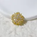 Dettaglio in primo piano della perla distanziatrice floreale in zircone placcato oro 18K per fai da te. - Stile Fiore Blu Scuro (1)