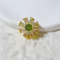 Distanziale fiore in zircone micro-incastonato oro 18K accessorio gioiello DIY vista dettagliata - Stile Fiore Centro Verde Petali Bianchi (3)