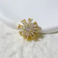 Primo piano dettaglio di perla distanziatore fiore in zircone placcato oro 18K. - Stile Margherita Trasparente (4)