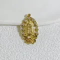 Dettaglio ravvicinato del ciondolo Madonna in rame placcato oro con zirconi cubici. - Stile Vergine Maria con Rose (2)