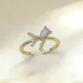 Vergoldeter verstellbarer Ring mit einer süßen Schleife und funkelnden Zirkoniasteinen besetzt. - Schleife Mikro-Eingelegter Zirkonia (6)