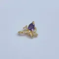 Nahaufnahme des vergoldeten Schmetterlings-Anhängers mit lila Zirkonia für DIY-Schmuck. - Lila Birne Zirkonia Loch Schmetterling Stil (Artikel 9425)