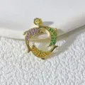 Exquisiter vergoldeter Delphin Anhänger mit lebendigen bunten Zirkonia Steinen verziert. - Drei Delfine Ring (Stil 13)