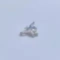 Detailaufnahme eines DIY silbernen Schleifen-Charms mit funkelnden Zirkoniasteinen für Armband. - Silber 3D Schleife Birne Hauptstein Stil (Artikel 9425)