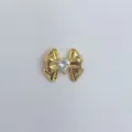 Nahaufnahme eines vergoldeten Schleifen DIY Charm Details mit Kristallherz in der Mitte. - Gold Mitte Klarer Herz Strass Schleife Stil (Artikel 9425)