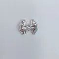 Detaillierte Nahaufnahme silberner Schmetterling Metall Anhänger mit Herz Strass für Basteln. - Silber Mitte Herz Strass Schleife Stil (Artikel 9425)