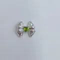 Detailansicht eines silbernen Schleifen-Charms mit grünem Herz-Edelstein für DIY-Schmuck. - Grünes Herz Zirkonia 3D Schleife Stil (Artikel 9425)