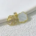 Edler vergoldeter Muschel und Blumen Anhänger mit Zirkon Steinen im Detail Nahaufnahme Blick. - Strass Blumen Muschel Stil (4) / Nur Anhänger