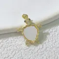 Vergoldeter Schildkröten Anhänger Detailansicht mit glänzenden Zirkonias und weißer Muschel. - Perlmutt Strass Schildkröte Stil (5) / Nur Anhänger
