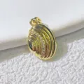 Detailansicht des Muschel Anhängers aus Messing mit Goldbeschichtung und Zirkonia. - Exquisiter Strukturierter Muschel Stil (7) / Nur Anhänger