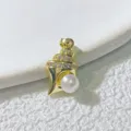 Nahaufnahme Detail des vergoldeten Muschelanhängers mit funkelnden Zirkonia und Perle. - Perle Strass Muschel Stil (13) / Nur Anhänger