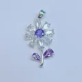 Silberfarbener Blumenanhänger mit lila und klaren Zirkoniasteinen für DIY-Schmuck. - Silberne Basis Hellblaues Blütenblatt Lila Mitte Stil (08)