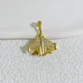 Detalle del colgante de avión en 3D dorado con circonitas cúbicas brillantes de alta calidad. - Estilo B / Dorado