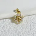Goldfarbene Schneeflocken Anhänger Detailaufnahme, glitzernde Kristalle für Schmuck DIY Basteln. - Gold Schneeflocke Stil (1)