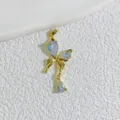Gros plan détaillé du pendentif papillon doré étincelant avec des pierres de zircone. - Or