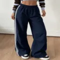 Vista dettagliata dei pantaloni casual da donna blu scuro con doppie strisce laterali. - Taglia S / Pantaloni e gonne / Blu navy