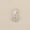 Nahaufnahme Detail des silbernen Kohl Anhängers mit Zirkonia Steinen, DIY Schmuck. - Silber