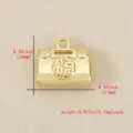 Gros plan macro de détail du petit pendentif cadenas de longévité doré avec motif Fu. - Or