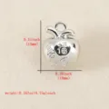 Nahaufnahme eines silberfarbenen Apfel Anhängers mit chinesischen Schriftzeichen Relief Details - Silber