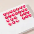 Roze geëmailleerde hart alfabet hangers A tot Z gouden opstaande letterbedels voor sieraden. - Letter A / Rozerood