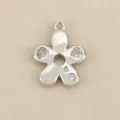Silberner Blumenanhänger DIY Schmuckzubehör Charm mit funkelnden Strasssteinen für Halsketten. - 17x13mm (0.66x0.51inch) / Silber