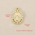 Dettaglio squisito del ciondolo religioso Vergine Maria in zircone placcato oro 18k. - Oro