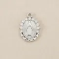 Dettaglio di un ciondolo religioso color argento con zirconi scintillanti per bijoux. - Argento