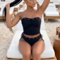 Schwarzer zweiteiliger trägerloser, geraffter Bikini mit Ösendetails für Damen Strandmode. - S / Oberteil Und Unterteil / Schwarz