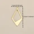 Detailansicht des goldenen geometrischen Rauten-Hängers, ideal für DIY-Schmuckzubehörteile. - 1,5 cm x 2,9 cm / Gold