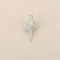 Detailopname van de zilverkleurige schelp metalen bedel hanger voor het maken van DIY-sieraden. - Zilver