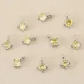 Close-up van ronde gele zirkoon DIY sieraden bedels hangers met oogje om te knutselen. - Geel / Zilver